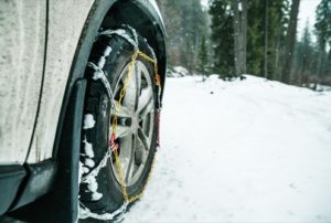 chaînes neige d'une voiture