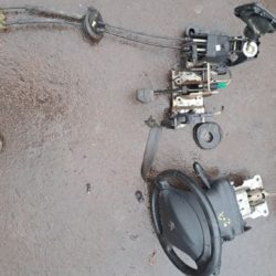 Volant complet + levier et pedale de vitesse peugeot 207 année:2007